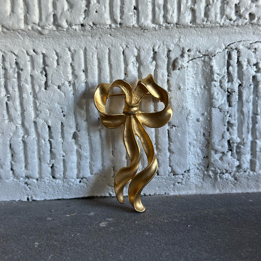 Elegant vintage Gold Bow Brooch. About 2”